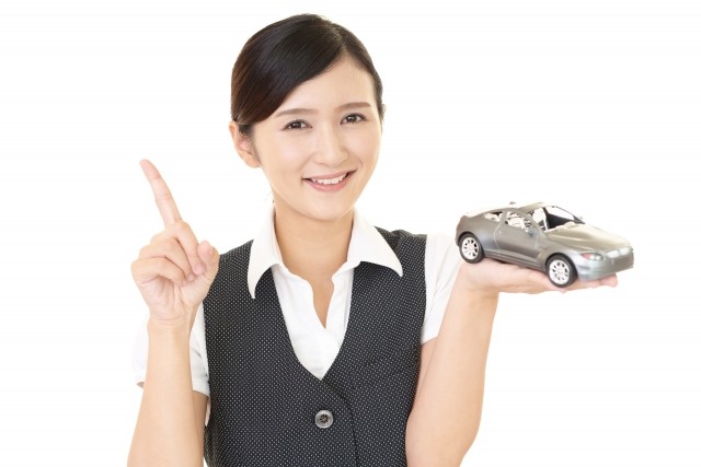 車を持つ女性