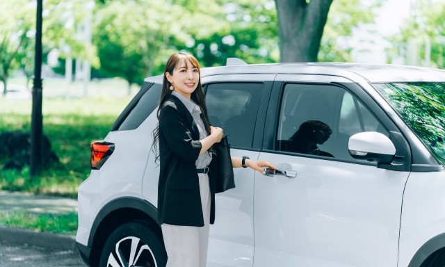 白い車と女性
