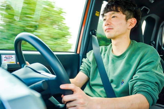 運転する男性