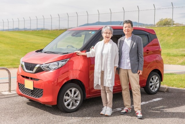 シニア夫婦と車