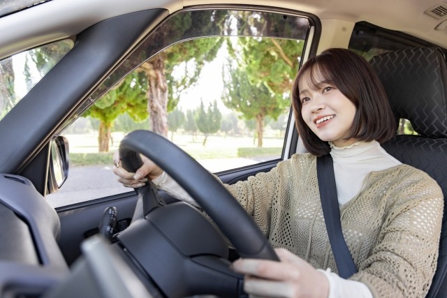 運転する女性