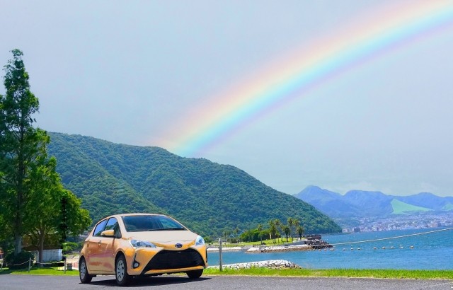 虹と車
